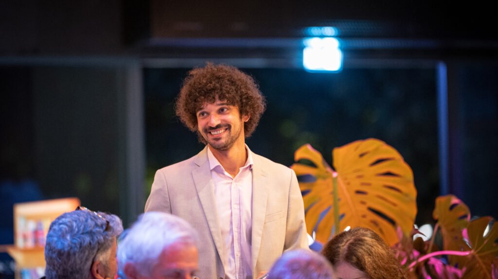 Ambiance de soirée d’entreprise avec DJ et invités