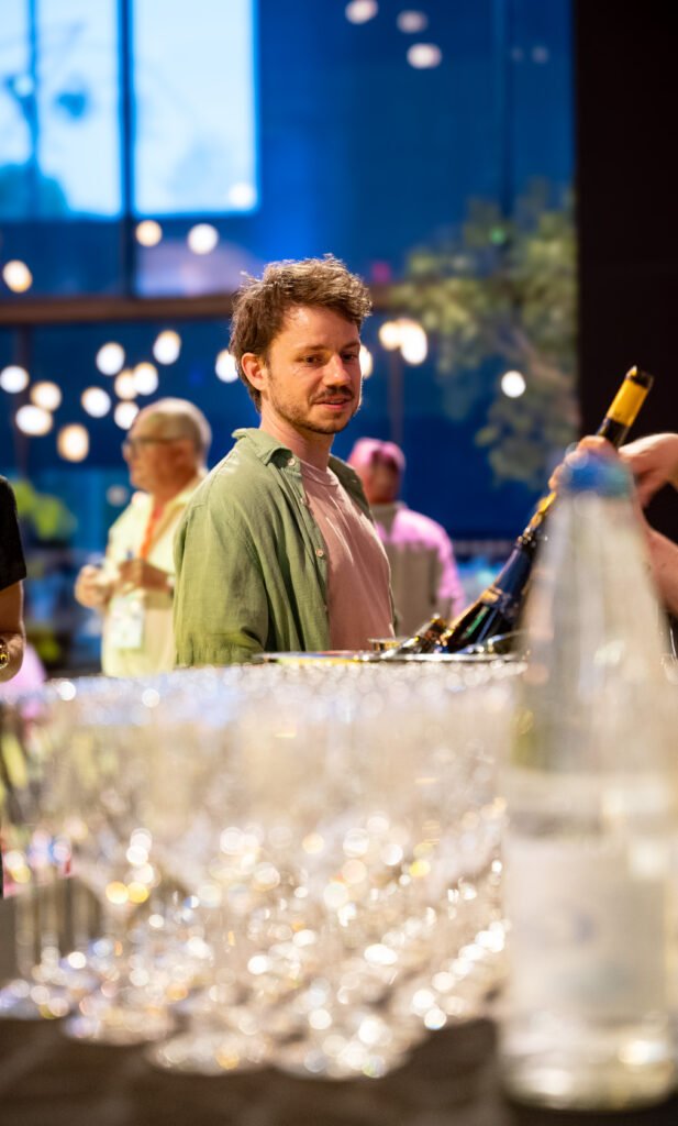 Ambiance de soirée d’entreprise avec DJ et invités