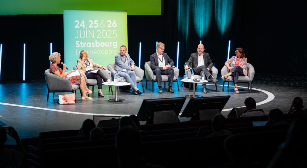 Conférence professionnelle avec intervenants et public